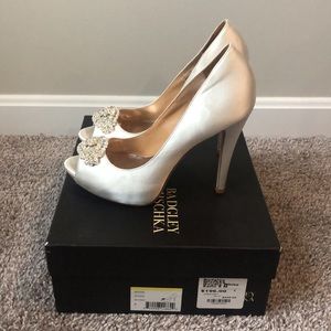 Badgley Mischka women’s satin peep toe pump